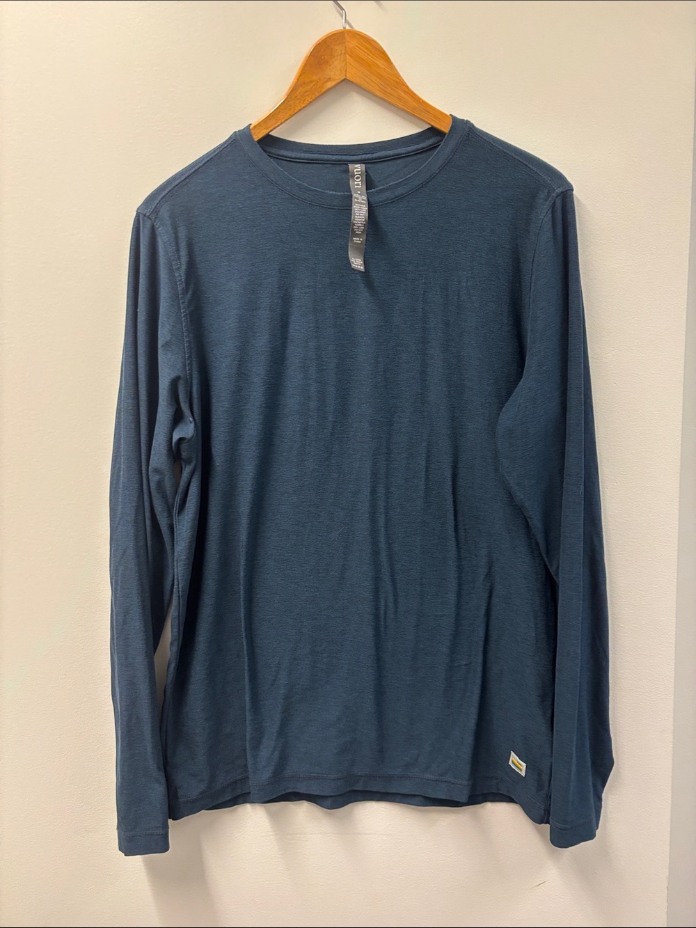 Vuori Men’s Long Sleeve Strato Tech Tee in Heather Navy Size Medium Style SV178